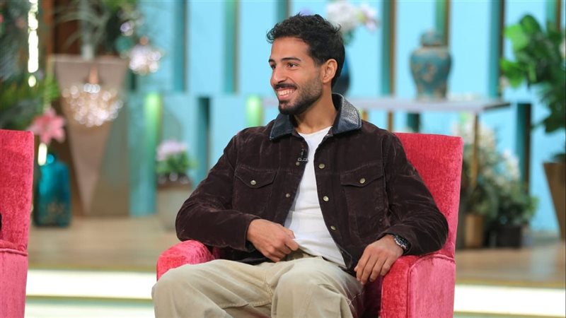 محمود ياسين جونيور يستعيد لحظات اكتشاف إصابة والدته بالسرطان ويرد على شائعة زواج والده