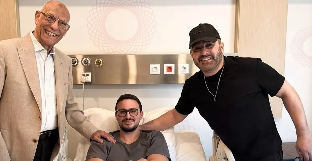 ياسين السقا يتعرض لإصابة في العظام ووالده يسانده داخل المستشفى